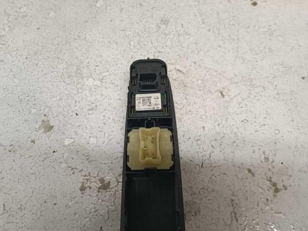 BOUTON LEVE VITRE RENAULT CLIO 4 2012-2020 - Vue 2